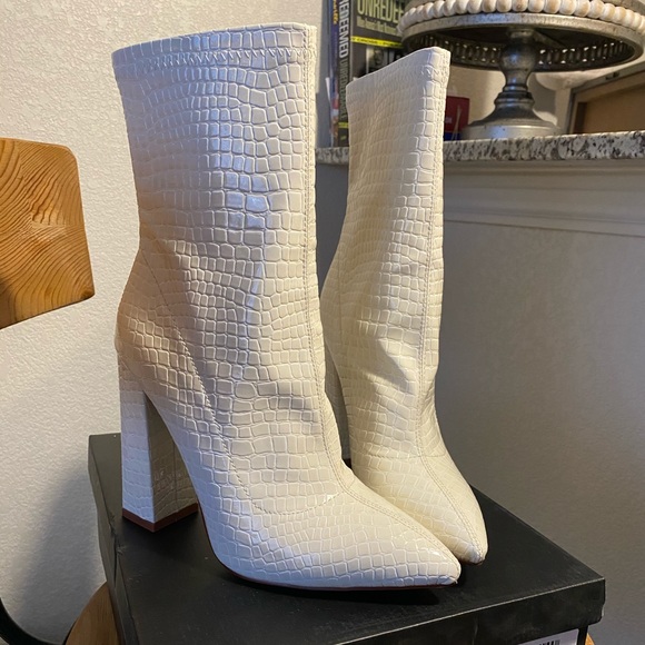 BNWT faux croc booties - Picture 2 of 6